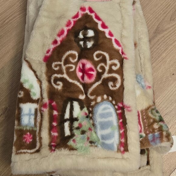 NWT Cupcakes & Cashmere Faux Fur Gingerbread House Throw - Picture 2 of 4